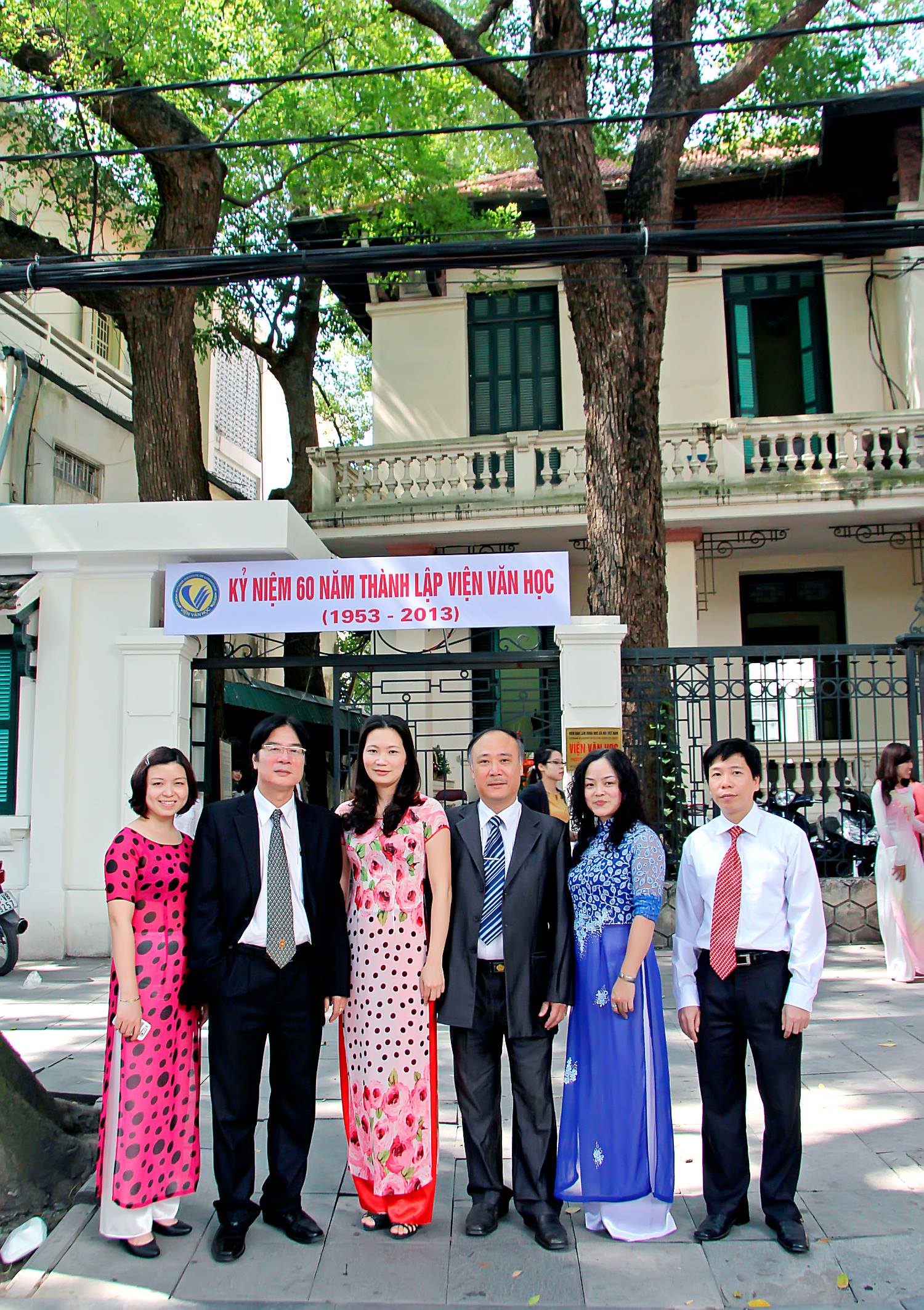 Lãnh đạo Viện Văn học và các cán bộ hiện công tác tại Phòng Thông tin - Thư viện (20/11/2013)